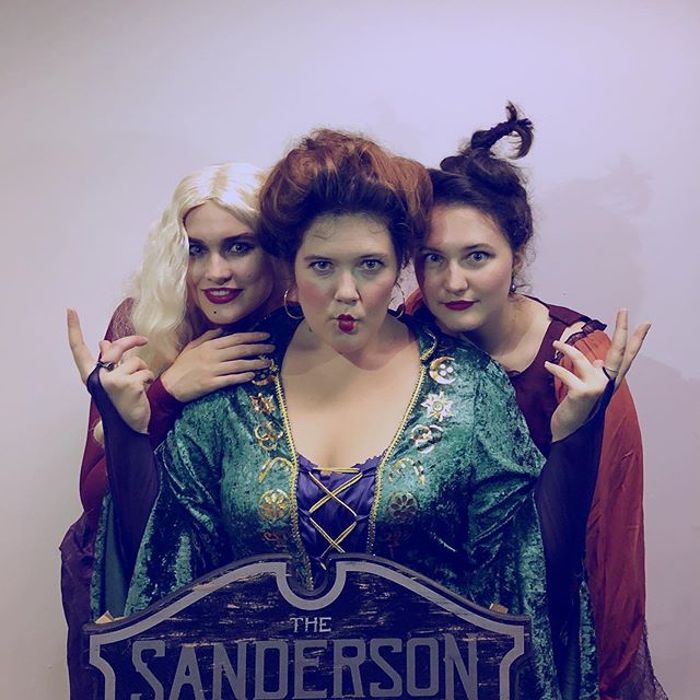 ✨ I put a spell on you and now you&rsquo;re mine ✨ #hocuspocus #sandersonsisters #boltsisters Extra points if you spot the real hero of the night 😂