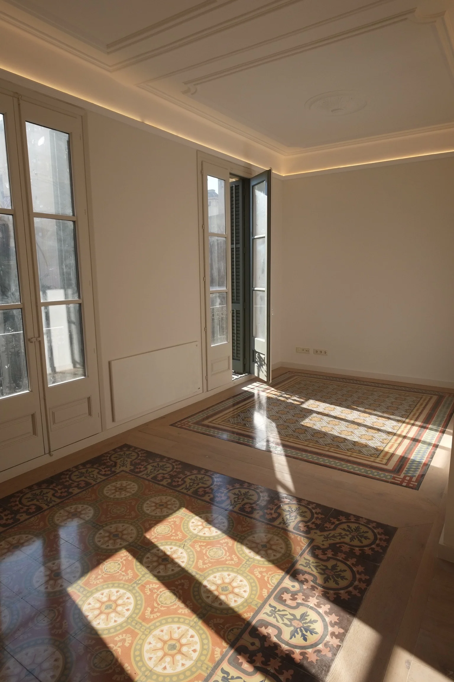 Salón. Dónde se aprecian las molduras originales y la iluminación indirecta.
