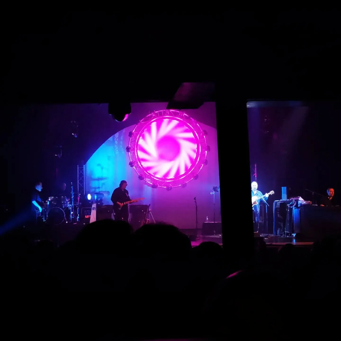 17.03.2023
Alsdorf, @stadthalle_alsdorf
mit @meyerkonzerte

Tickets f&uuml;r kommende Shows:
https://www.eventim.de/artist/kings-of-floyd/

Band:
Berni Bovens - Drums
@fischermaurus - Guitar
@mark.gillespie.754918 - Vocals, Guitar
Hans Maahn - Bass
@
