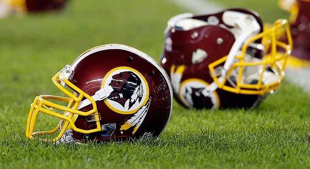 Pour beacoups d'autochtones les franchises sportifs come les 'Washington Redskins' porte un "nom raciste". Lire l'article .