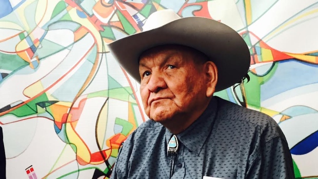 Alex Janvier est souvent désigné comme le premier artiste moderniste autochtone au Canada. Ses œuvres sont exposées dans les collections des principaux musées canadiens. Regardez le vidéo . 