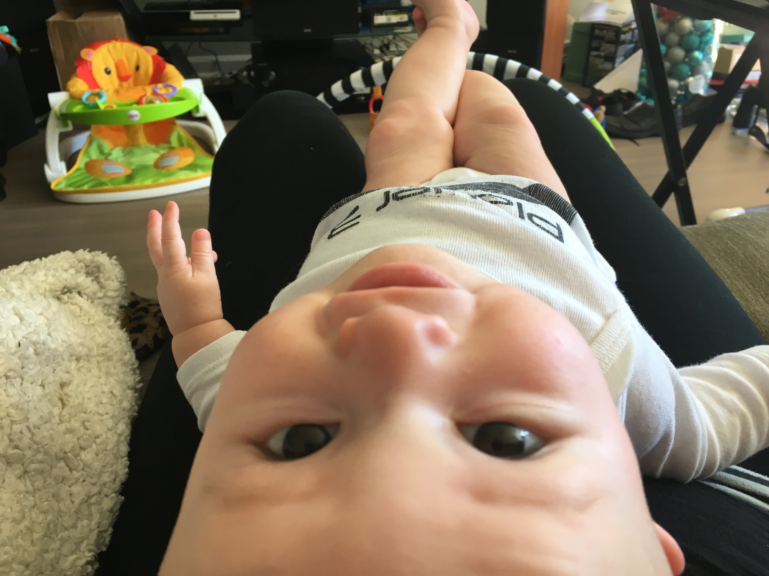 "Hi mama, I see you!"