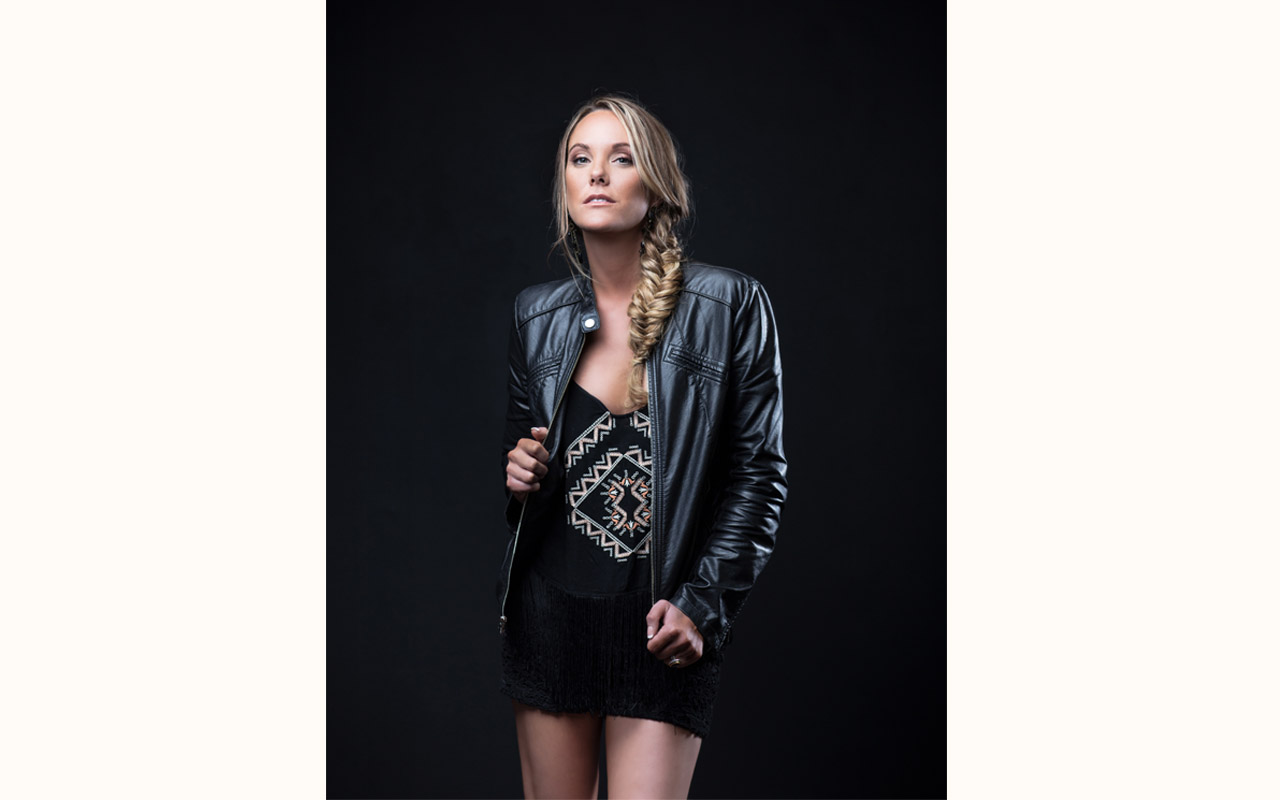 bee posh portraits logo kansas city photographer-andrea.jpg