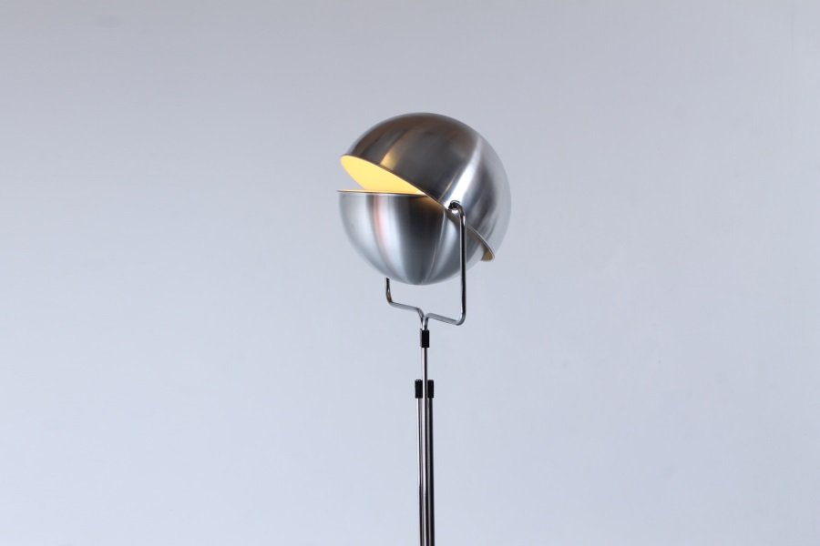 E.J. Jelles 1964 http://cencity.nl/raak-eclisse-d-2017-aluminum-and-chrome-floor-light-by-e-jelles-1970/
