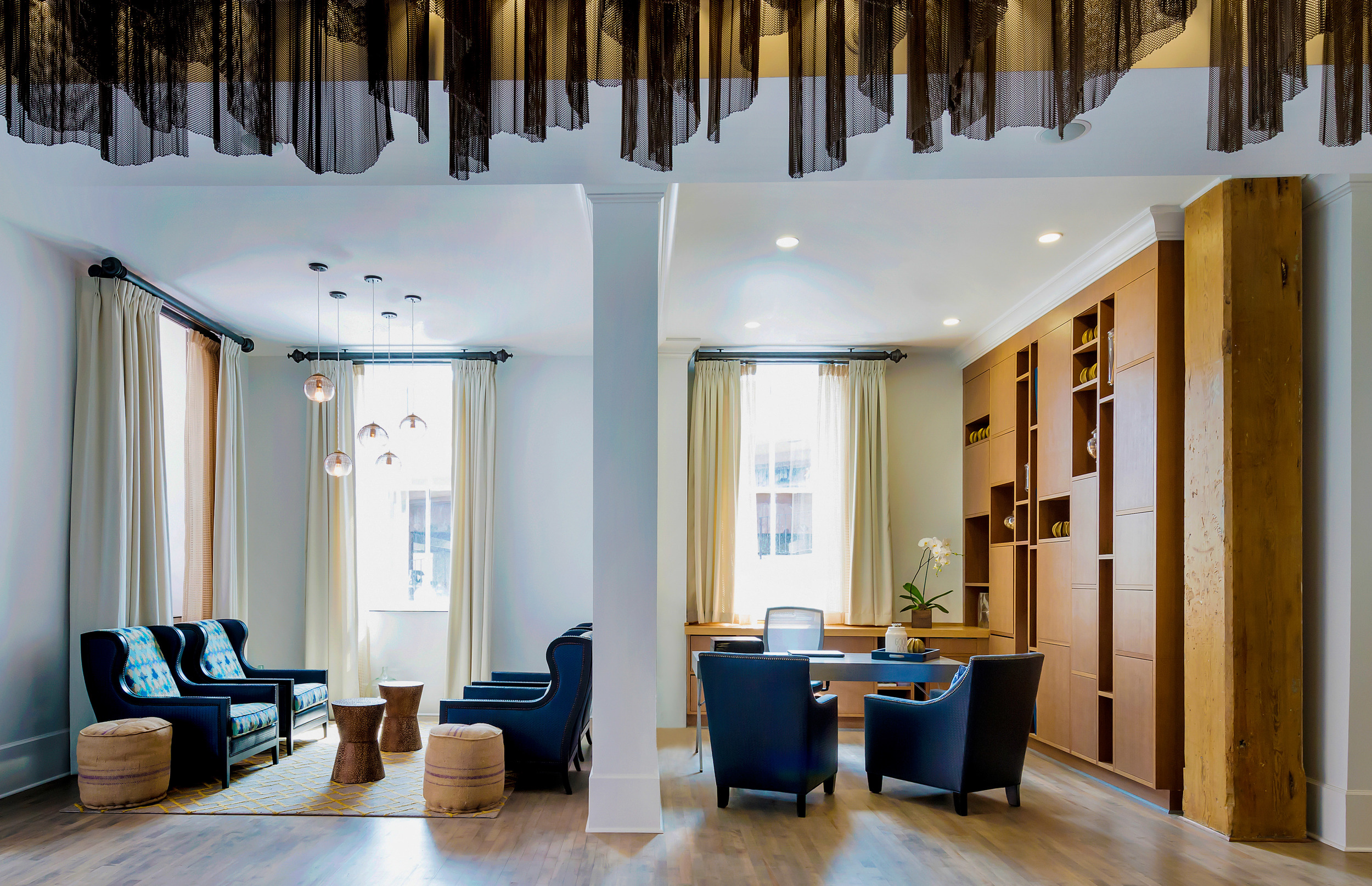 Hotel Indigo Savannah Historic District_SAVID_Lobby_Concierge.jpg