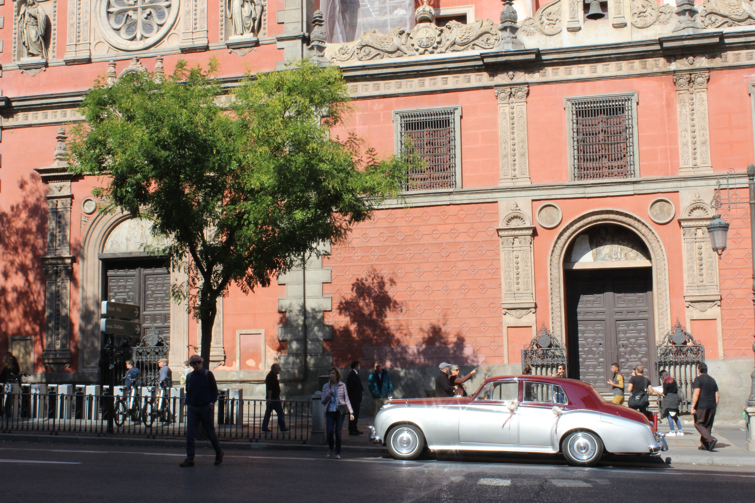 Wedding car awaits the bride and groom on Gran Via