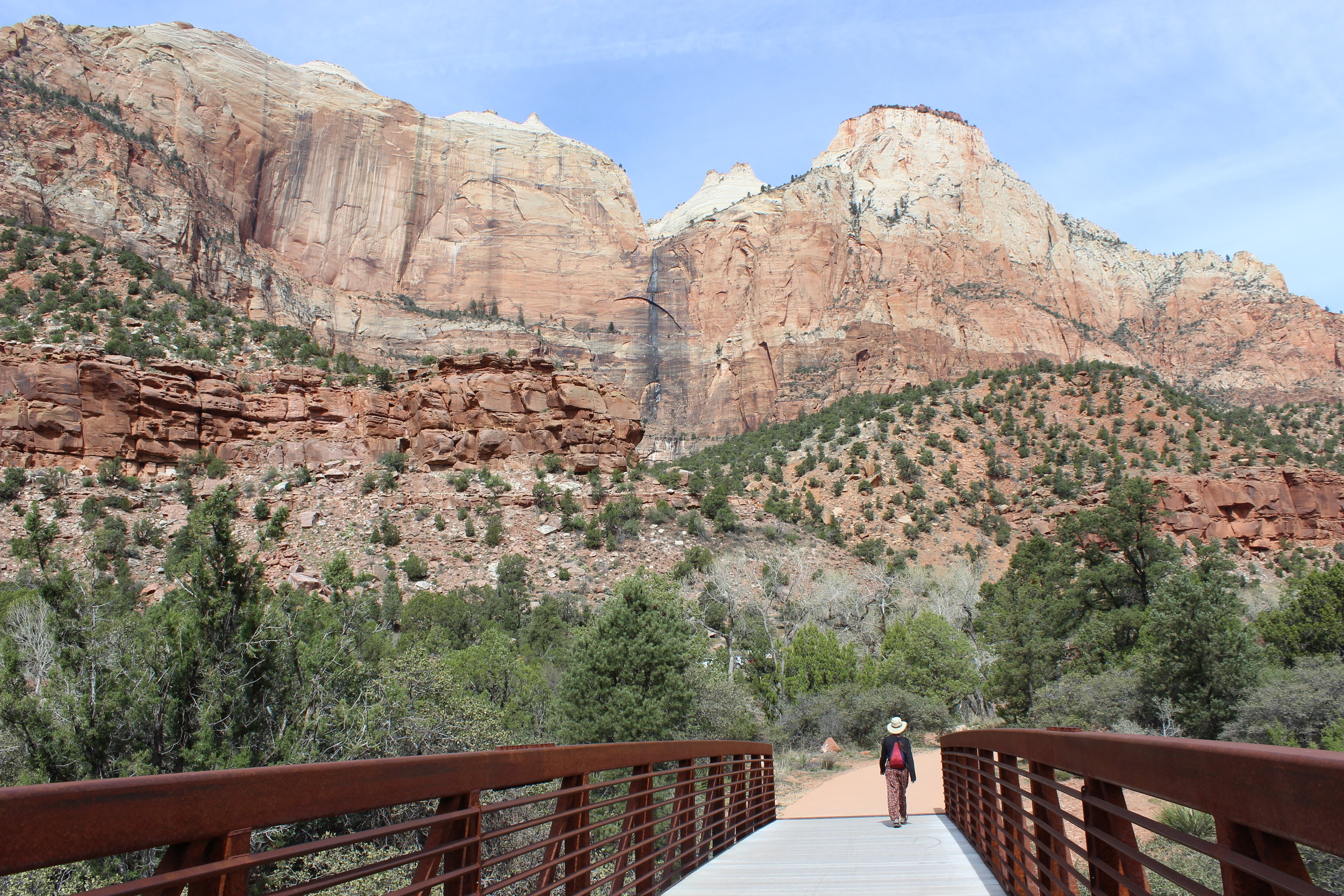 Women walks along the Pa'rus trail