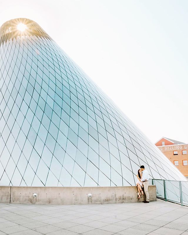 I had no idea how much I would absolutely LOVE doing an urban-themed couples session but seriously....I loved it.  Maybe it&rsquo;s because I&rsquo;m such a sucker for architecture, lines, color and awesome couples and this combined them all together