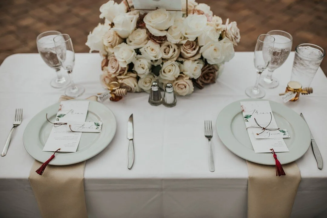 We are loving these sweetheart table vibes. Just in time for fall! ✨⠀⠀⠀⠀⠀⠀⠀⠀⠀
⠀⠀⠀⠀⠀⠀⠀⠀⠀
Photo: @kelseycolephoto⠀⠀⠀⠀⠀⠀⠀⠀⠀
Florals: #runwaybotanical 
⠀⠀⠀⠀⠀⠀⠀⠀⠀
#chasinglight #couplesgoals #darlingmovement #engaged #featuremeoncewed #huffpostido #intima