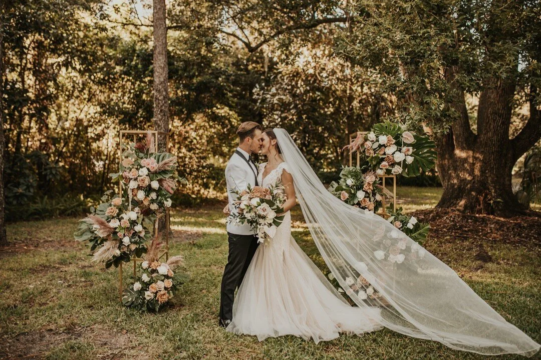 Here is some Ceremony Inspiration for your Tuesday! ⠀⠀⠀⠀⠀⠀⠀⠀⠀
⠀⠀⠀⠀⠀⠀⠀⠀⠀
Oana and Glenn's Ceremony Backdrop is everything! We love the neutral color palette and ⠀⠀⠀⠀⠀⠀⠀⠀⠀
⠀⠀⠀⠀⠀⠀⠀⠀⠀
Photo: @kelseycolephoto⠀⠀⠀⠀⠀⠀⠀⠀⠀
⠀⠀⠀⠀⠀⠀⠀⠀⠀
Florals: #RunwayBotanical #