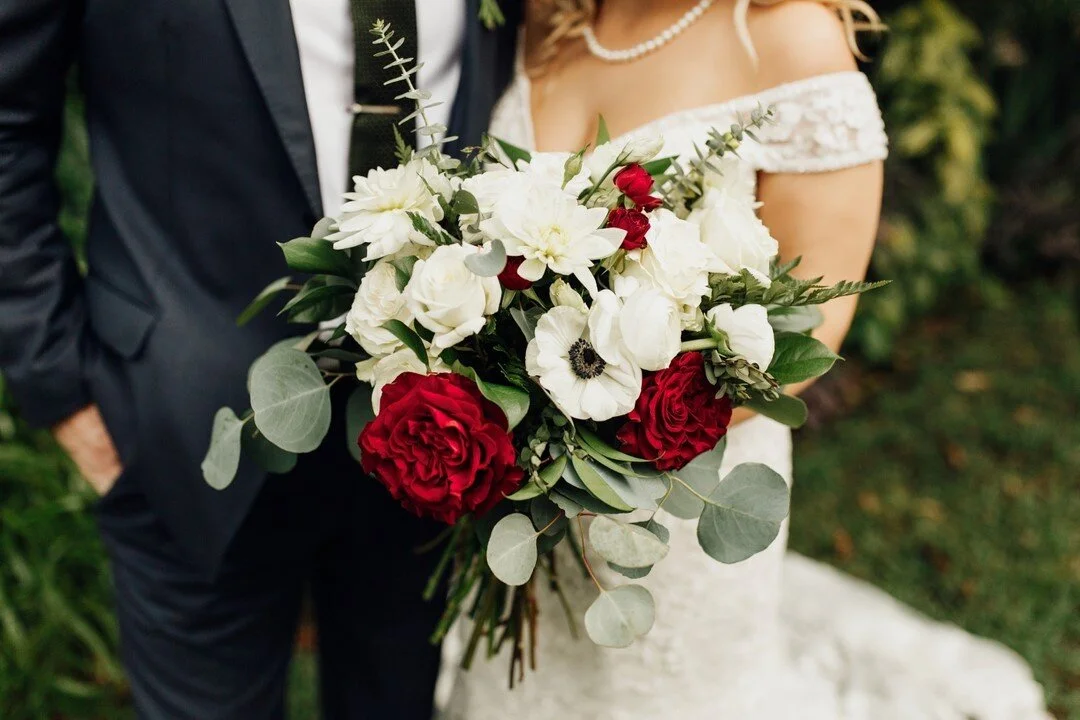 Happy October! Garden roses, anemone,  eucalyptus , oh my! Aren't you dreaming about this bouquet, too? ❤️⠀⠀⠀⠀⠀⠀⠀⠀⠀
⠀⠀⠀⠀⠀⠀⠀⠀⠀
Photo: @rachelhand⠀⠀⠀⠀⠀⠀⠀⠀⠀
Venue: @capenhouse ⠀⠀⠀⠀⠀⠀⠀⠀⠀
⠀⠀⠀⠀⠀⠀⠀⠀⠀
#yourrunwayevent #runwayevents #floraldesigner #floraldes