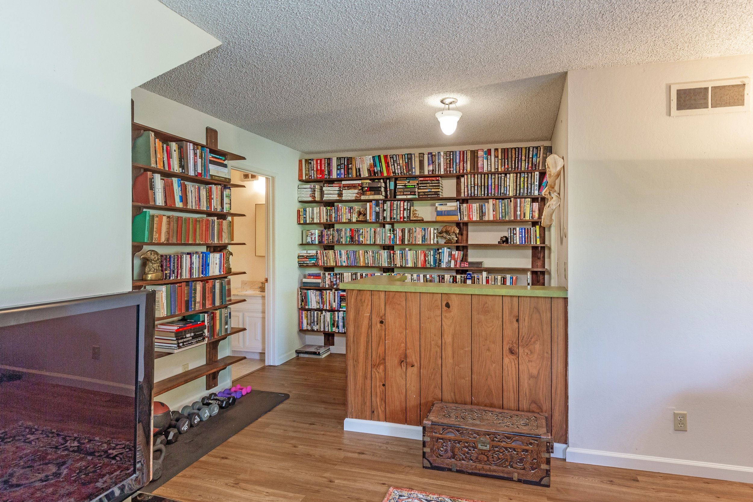 019_Library and Wet Bar.jpg