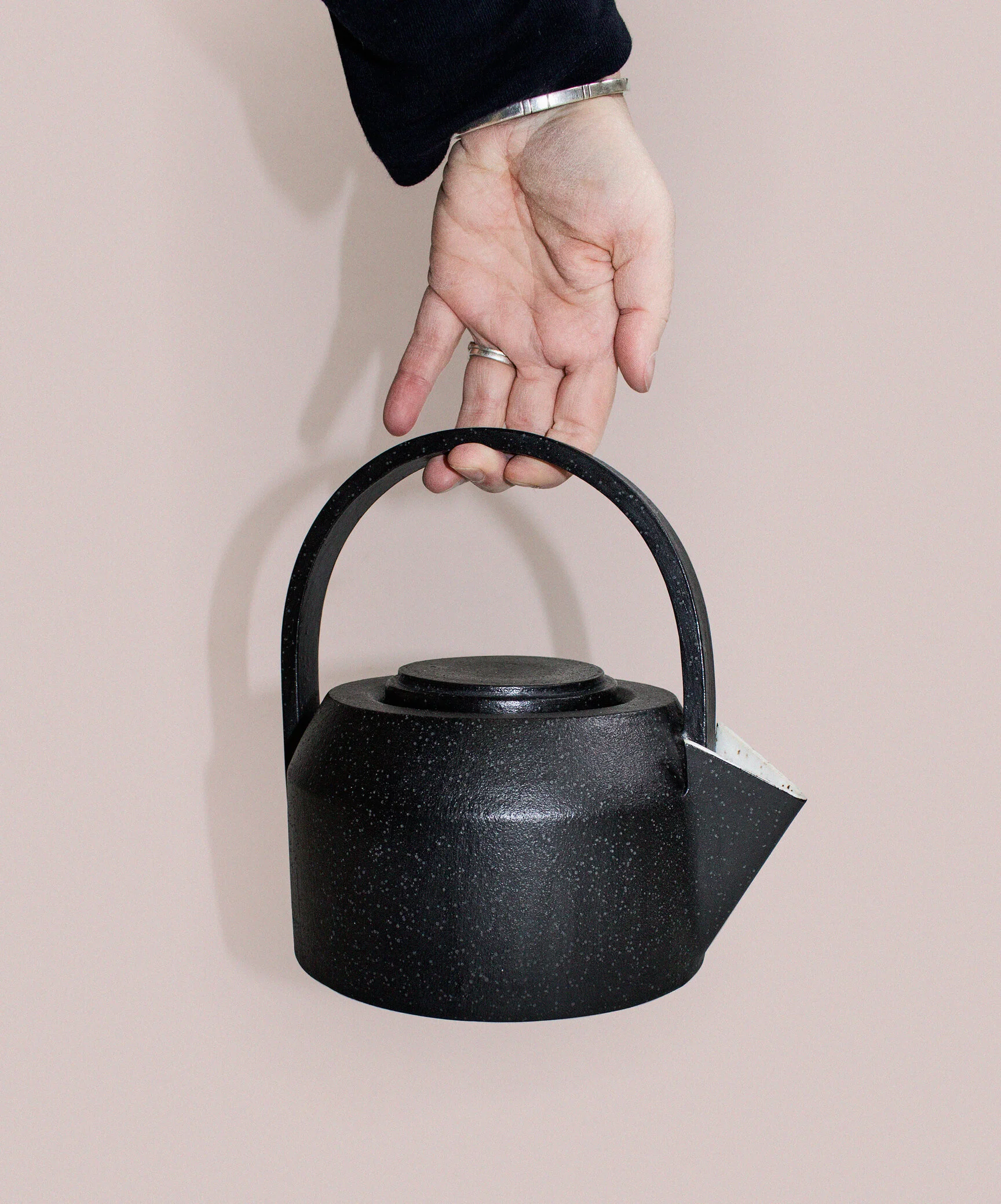 LH_teapot_black_WEB.jpg