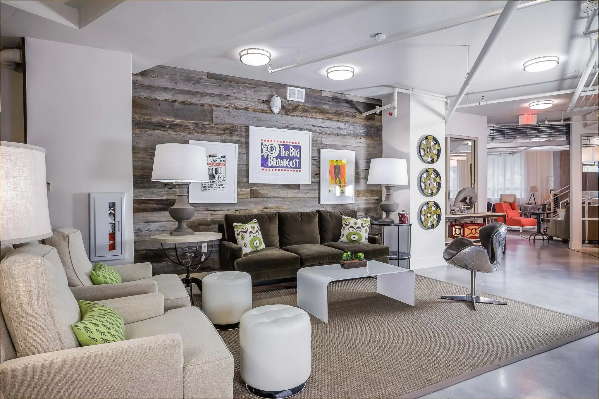 30-lobby-tv-area.jpg