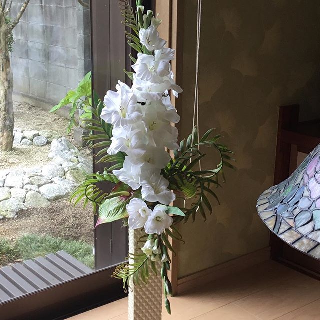 白いグラジオラス。
素敵すぎてため息ものです！
細長の花瓶に活けて🎶
#アーティフィシャル #プリザーブド #フラワー #ウエディング #ブーケ #ブートニア #結婚式 # ハーバリウム #植物 #オーダーメイド #ダズンローゼ #インテリア #artificial #wedding #flower #grass #order # plant #bouquet #bootonia #preserved #dozen roses #interior