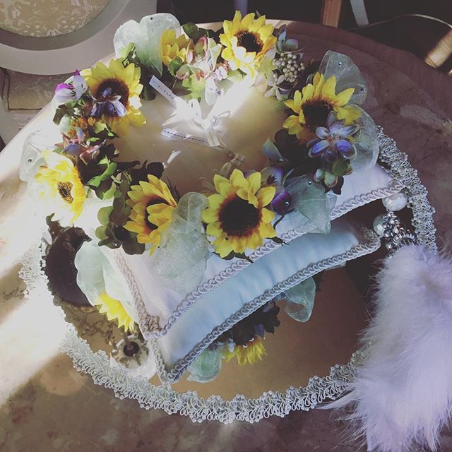 お母様の想いの詰まった
リングピローです。
#アーティフィシャル #プリザーブド #フラワー #ウエディング #ブーケ #ブートニア #結婚式 # ハーバリウム #植物 #オーダーメイド #ダズンローゼ #インテリア #artificial #wedding #flower #grass #order # plant #bouquet #bootonia #preserved #dozen roses #interior