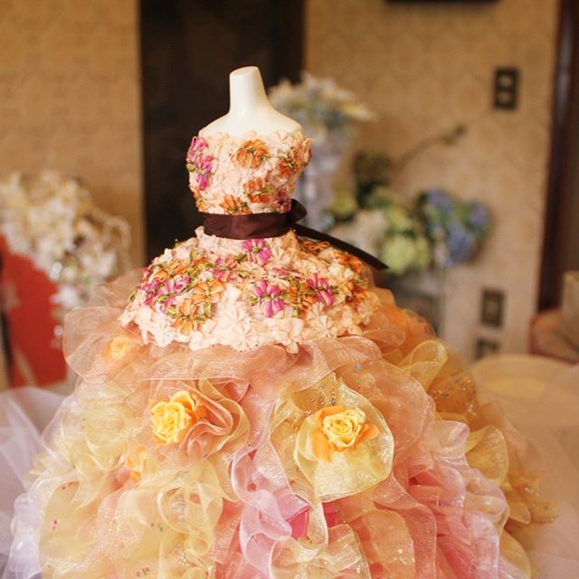 プリンセスドール・　ウェディングのお色直しのドレスをコピーいたしました。
一番下のバラの花びらのニュアンスが写真ではよく出ないのが残念ですが、とても良く似て出来上がりました。♬
#アーティフィシャル #プリザーブド #フラワー #ウエディング #ブーケ #ブートニア #結婚式 # ハーバリウム #植物 #オーダーメイド #ダズンローゼ #インテリア #artificial #wedding #flower #grass #order # plant #bouquet #bootonia #pre