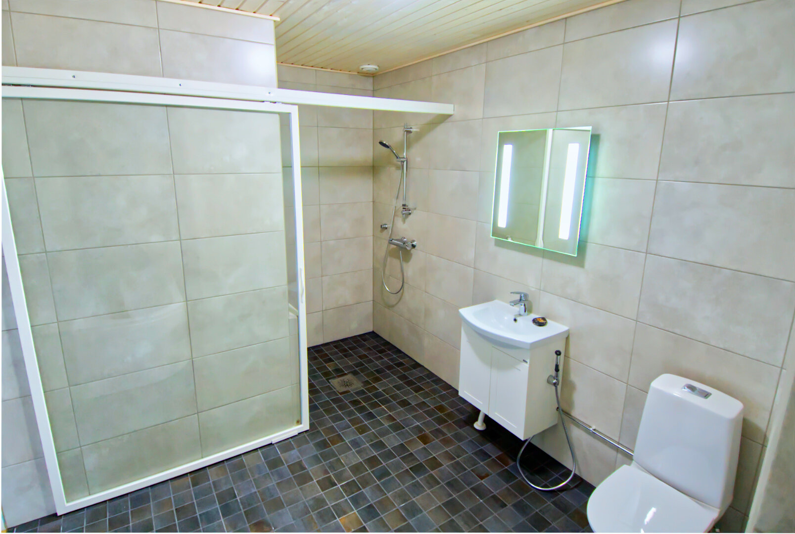 bathroom up2.jpg