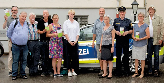 BASTA-Mitglieder und Polizei bewerben das Polizeiprojekt.