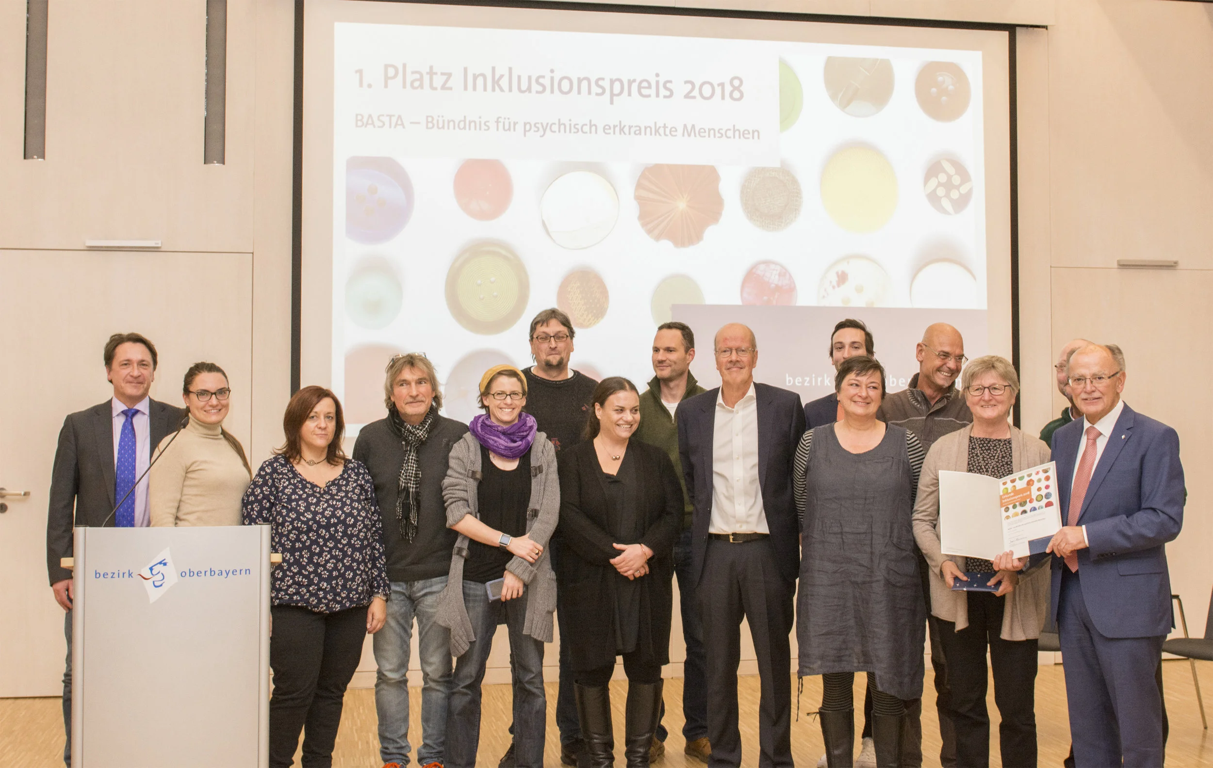 Gruppenfoto der Preisverleihung mit den BASTA-Vertretern sowie dem Bezirkstagspräsidenten Josef Mederer (rechts). Foto: Wolfgang Englmaier, Pressestelle Bezirk Oberbayern