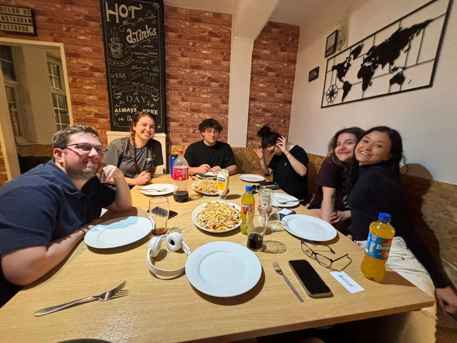 What&rsquo;s most important when you&rsquo;re travelling? FOOD of course!🌮🥙🥗 Our kitchen is open to all guests and volunteers👩🏽&zwj;🍳 Join us for a feast! 

#hostellife #hostel #backpacker #hostelkitchen #food