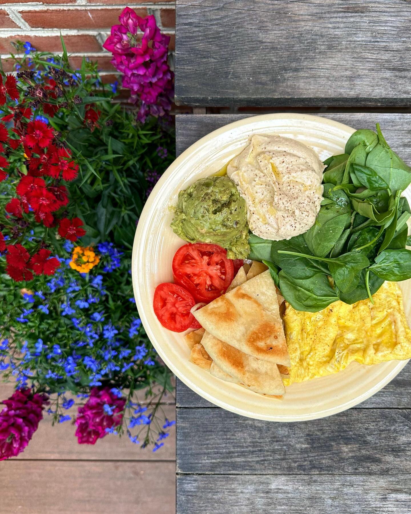 The Mediterranean | scrambled egg, hummus, za&rsquo;atar, baby spinach, naan, tomato &amp; avocado. 

Brunch is available all day, everyday at Greenville!

#hummus #hummusplate #scrambledeggs #brunch #brunchallday #mediterranean #mediterraneanstyle #