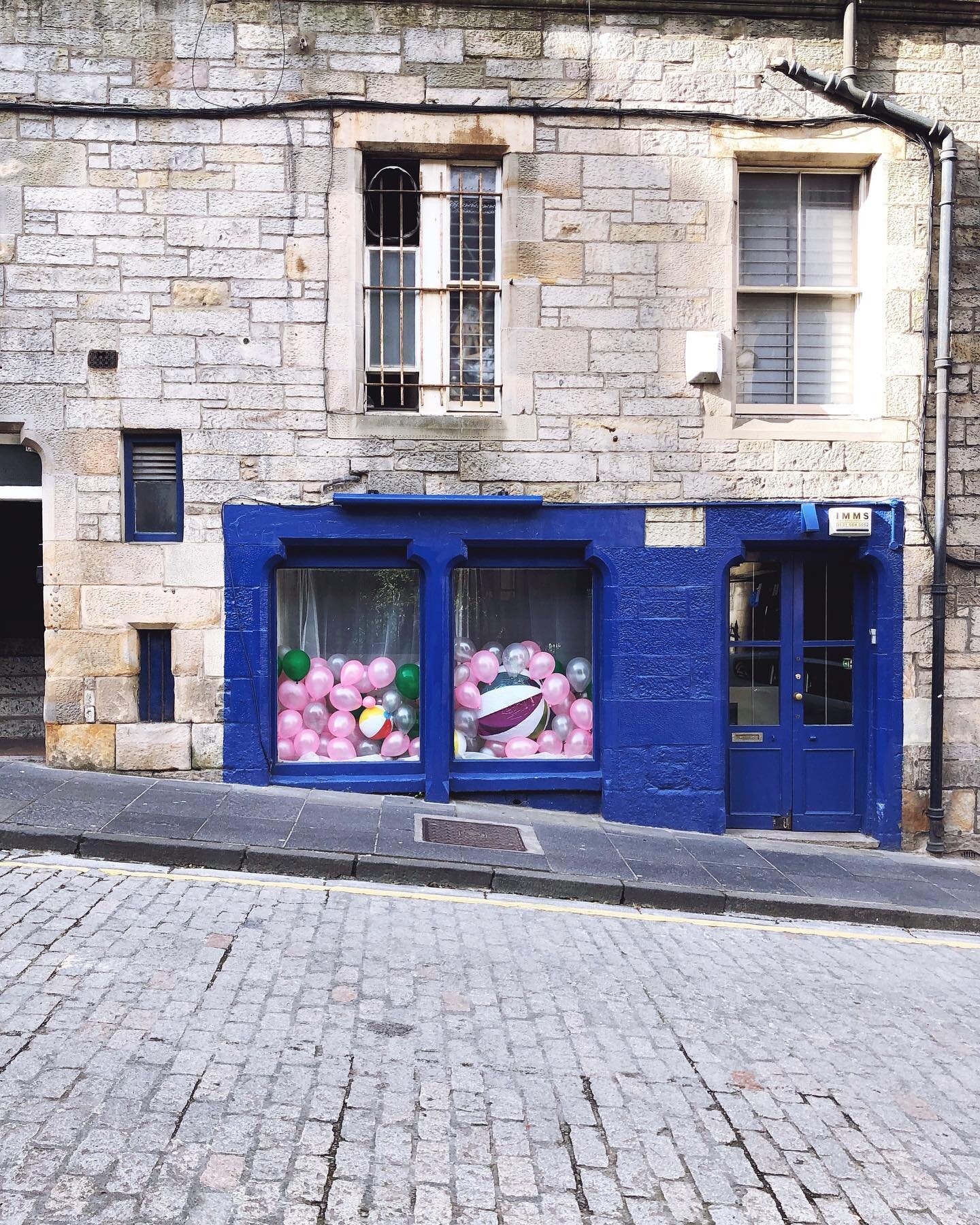 Balloon shop, Edinburgh, Scotland 

⁣
.⁣
.⁣
.⁣
.⁣
.⁣
#street #sharingaworldofshops #shopfronts #beautiful #storefronts #storefront #photographer #ihavethisthingwithshops #travelphotography #storetraits #photography #shopwindow #prettyshopfronts #edin