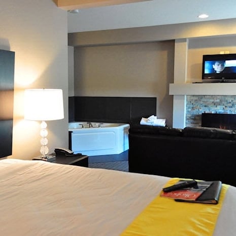 Boulders Inn & Suites