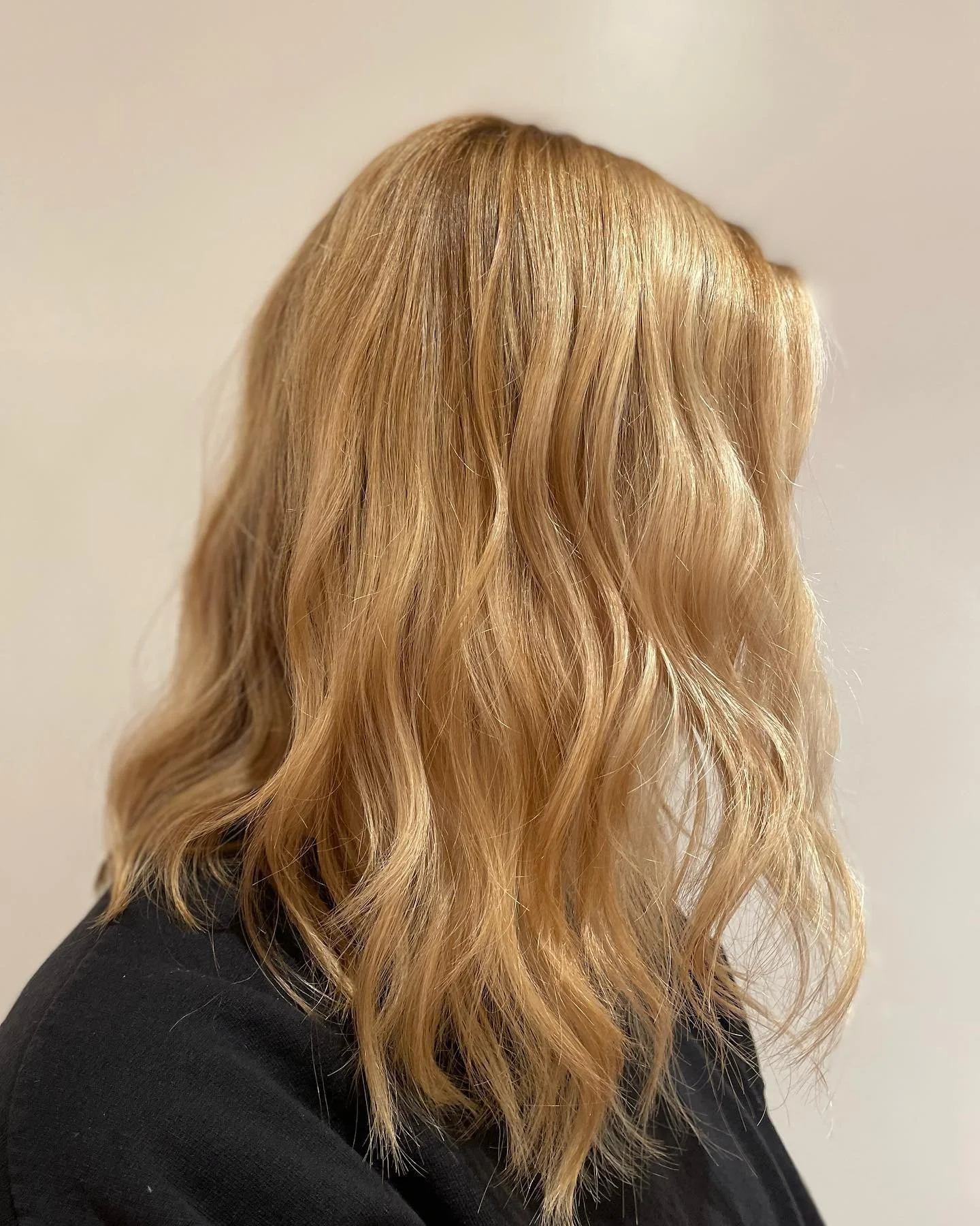 A classic blond balayage ✨#caracares 
1️⃣Highlighted with Solaris &amp; 30 volume, process under heat for 30 mins 2️⃣10/1 &amp; 10 vol base break for 5 mins 3️⃣ Redken shades EQ gloss 9NB and clear for 7 mins (leave the hairline out until the last 2 