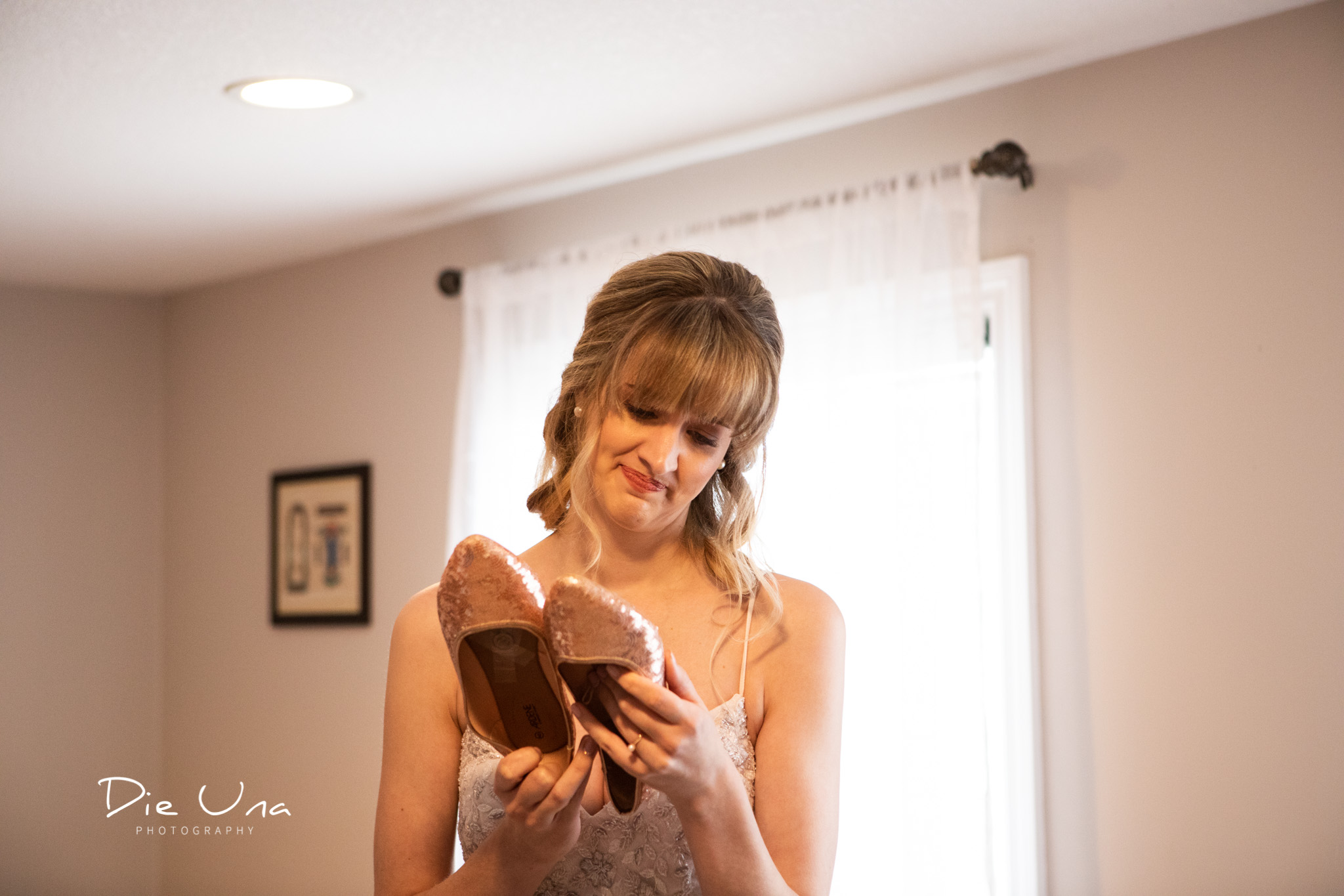 bride reacting to notes written by wedding attendants or bridesmaids on bottom of shoes.jpg
