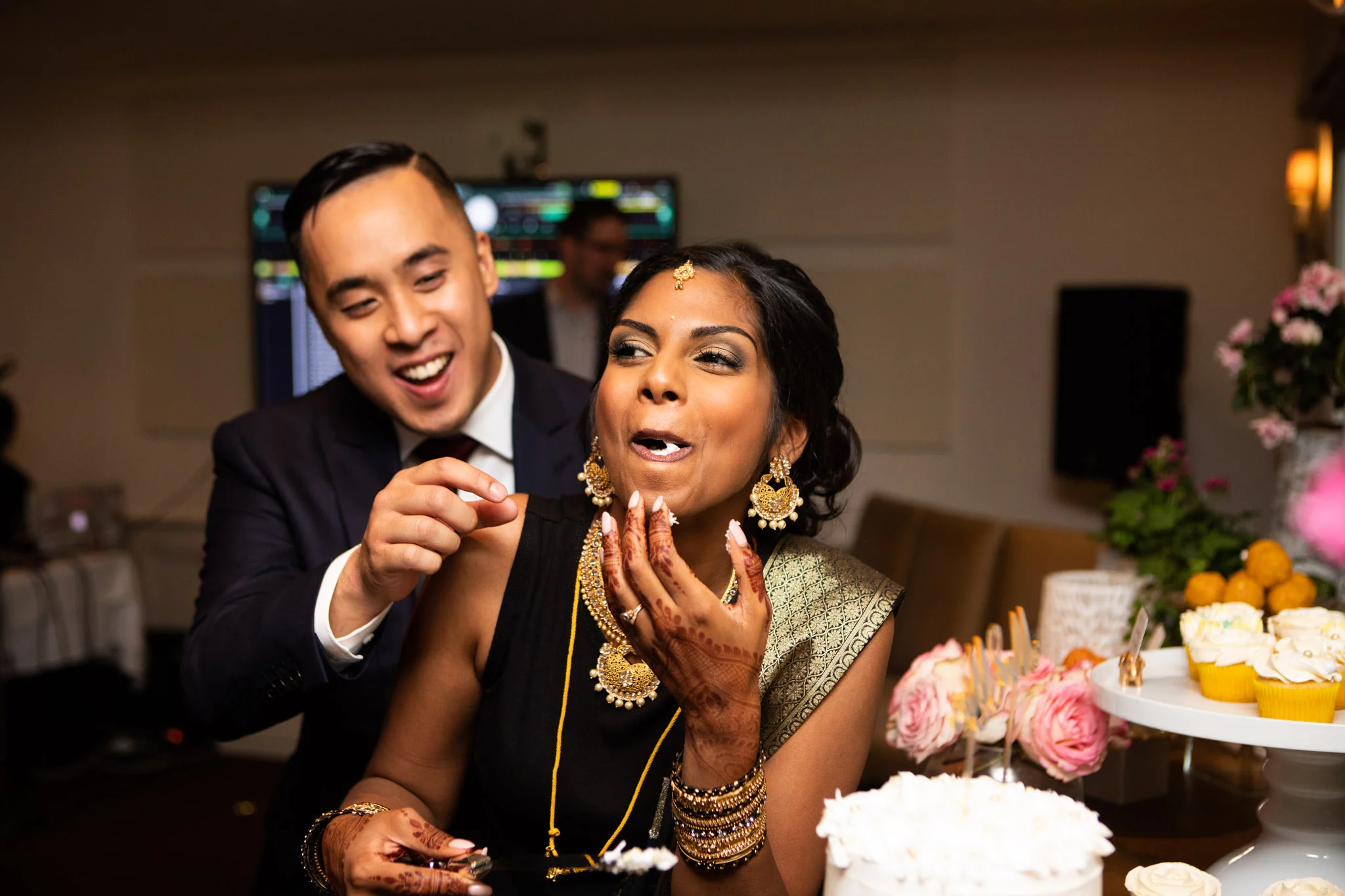 bride and groom cutting the wedding cake at auberge du pommier.jpg
