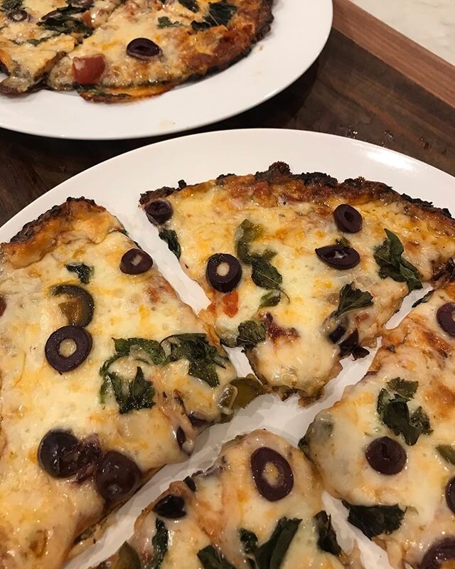 Pizza nite - health coach style!! 🍕See all the steps in my story. Recipe on my website🍕 link in bio. #cauliflowerpizza #eatrealfood #themastersonplan #gotohealth