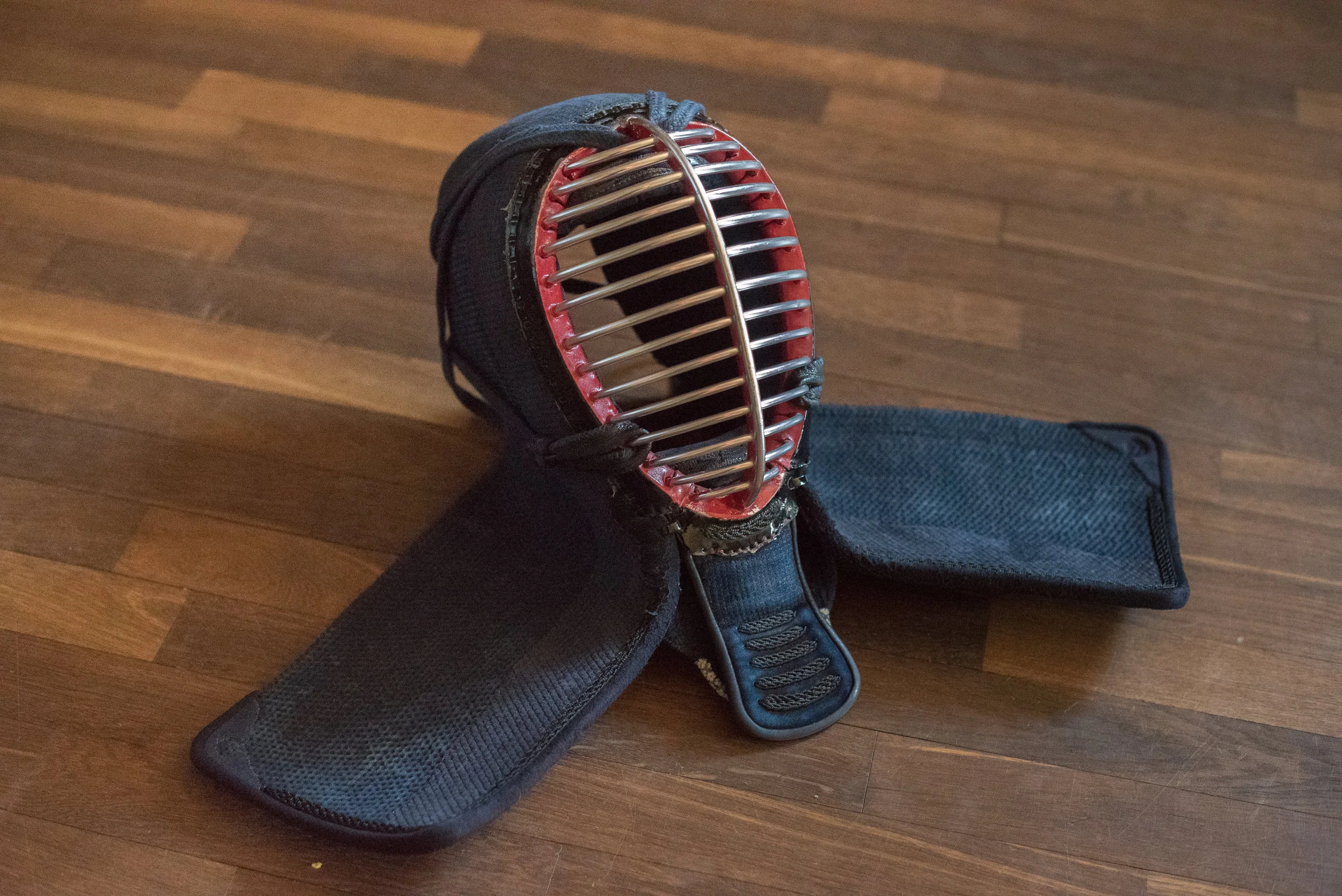 "Men" er det japanske ord for den maske, der beskytter ansigtet med et metalgitter (mengane) og struben med fotun. Den bindes fast på hovedet med snore (men-himo).