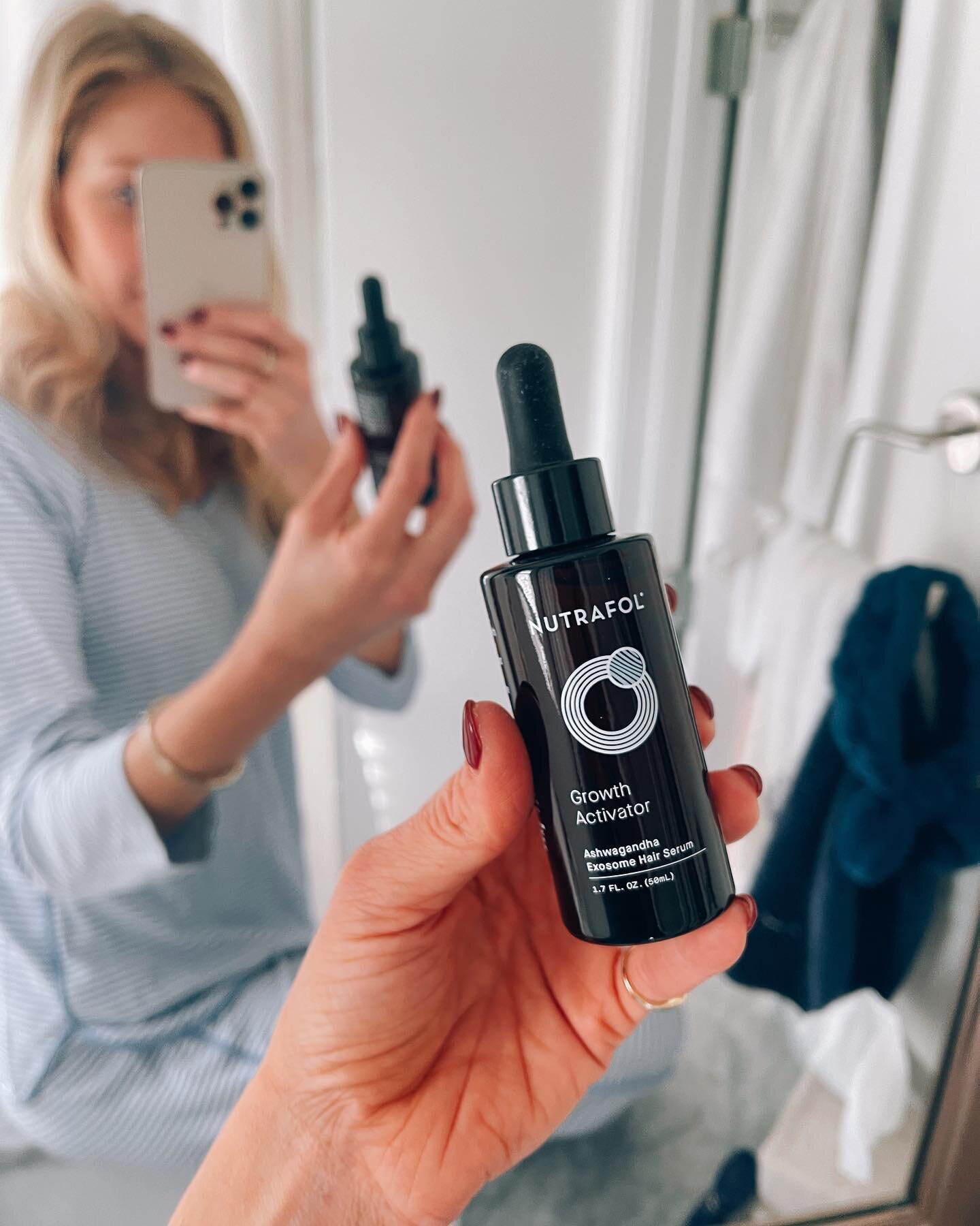 #ad Hello from my bathroom! Here talking about hair, specifically hair care 💁🏼&zwj;♀️. I was SO excited that Nutrafol wanted to gift me their new and first of it&rsquo;s kind Hair Growth Activator serum. My hair has always grown fairly quickly, but
