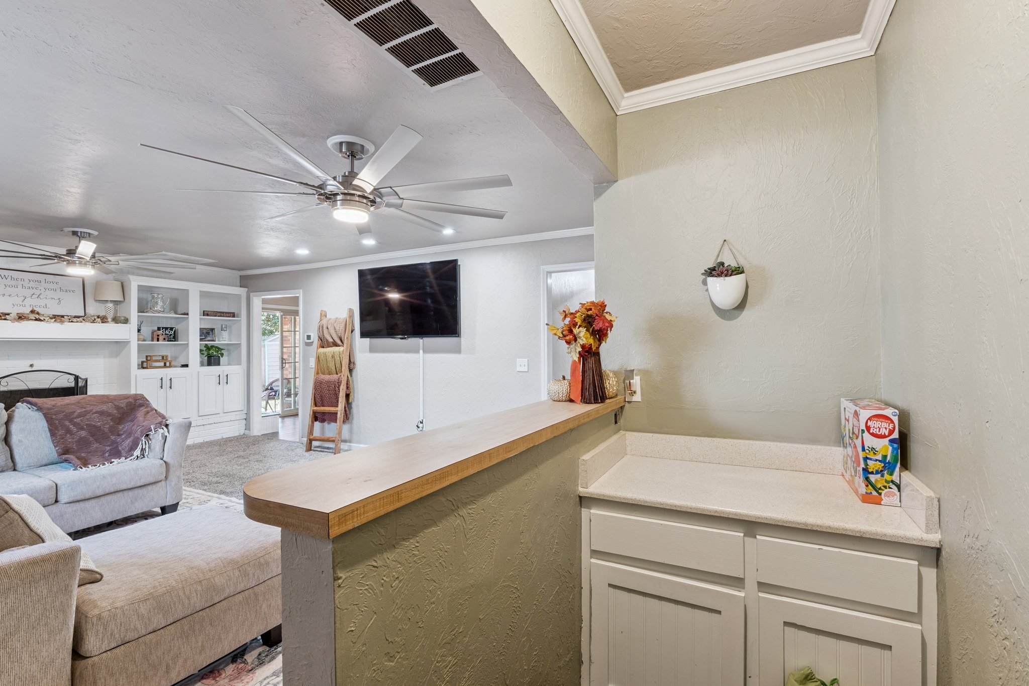 15-web-or-mls-1816 Briar Hill St_015.jpg