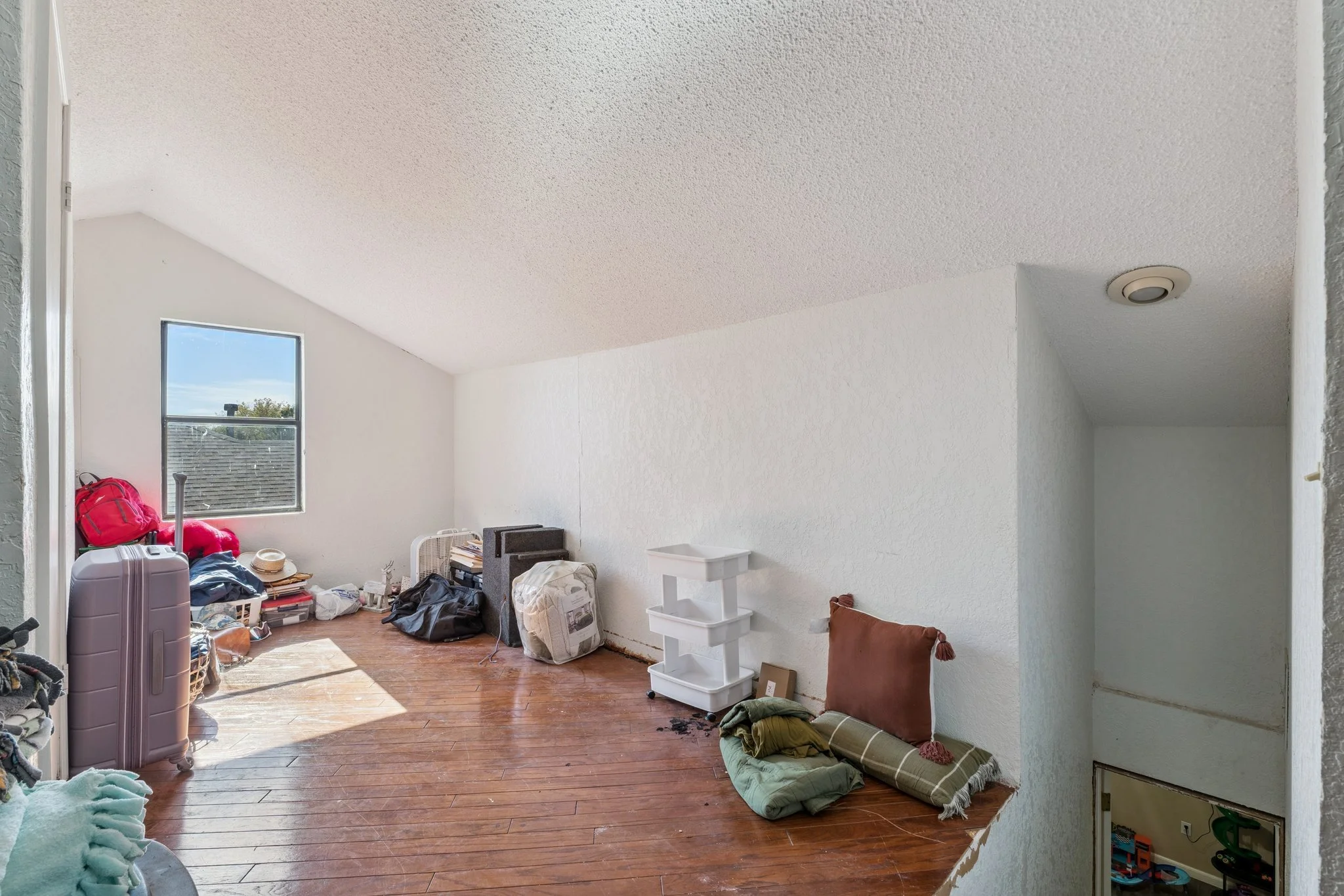 41-web-or-mls-1816 Briar Hill St_041.jpg