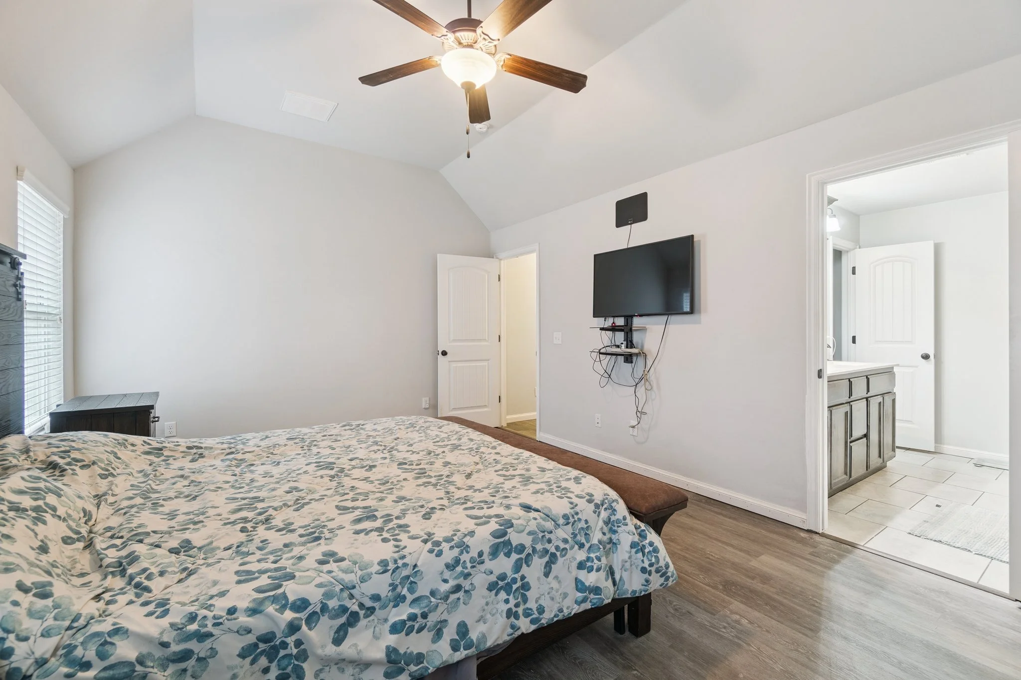 28-web-or-mls-2525 NW 194th St_028.jpg