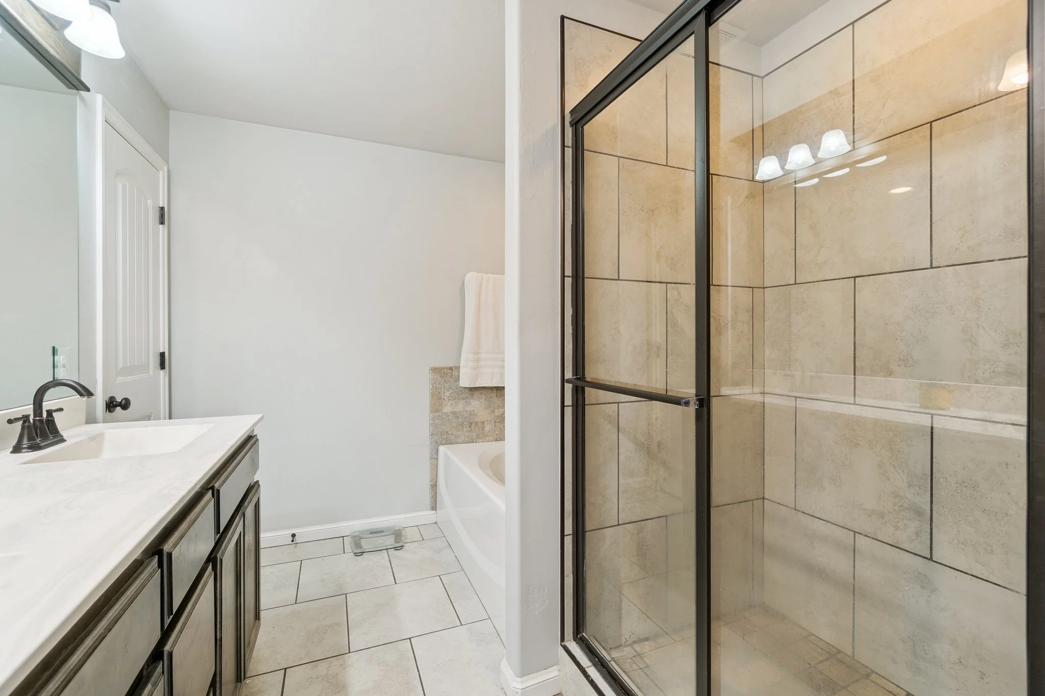 31-web-or-mls-2525 NW 194th St_031.jpg