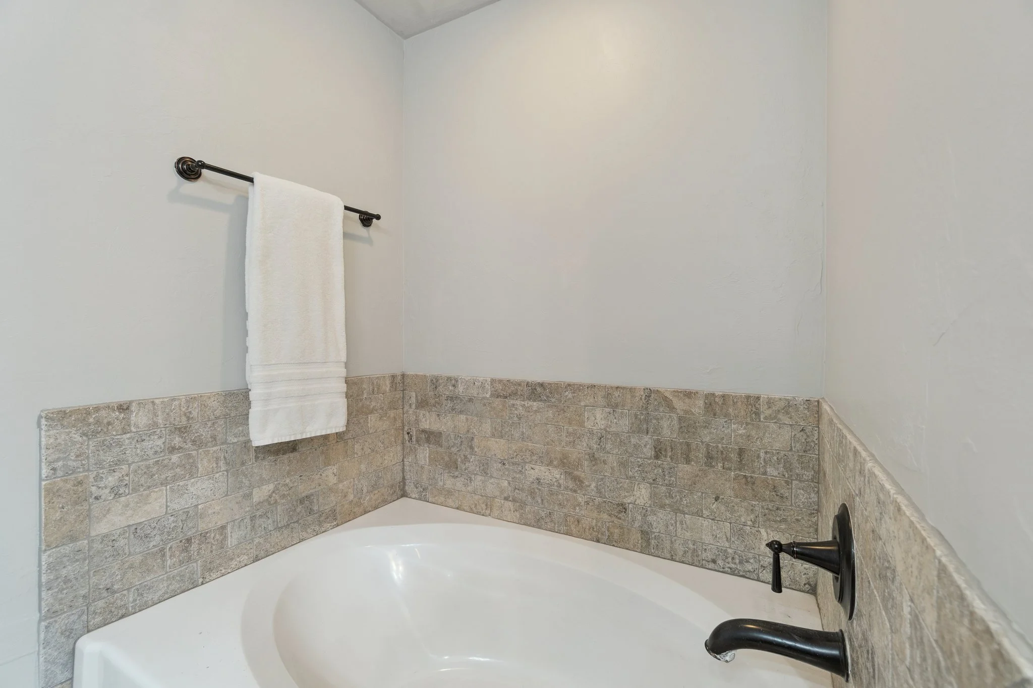 32-web-or-mls-2525 NW 194th St_032.jpg