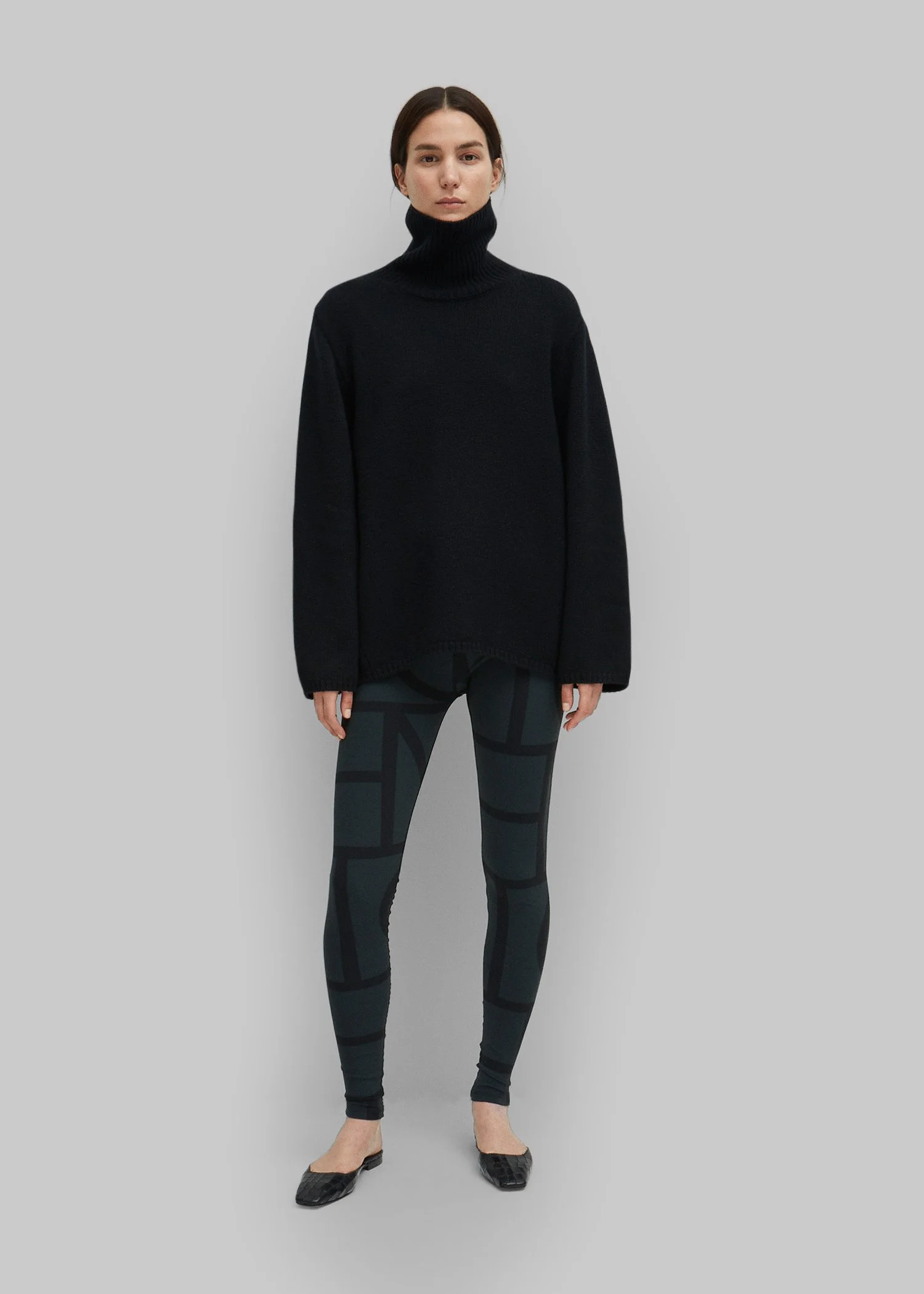 04_toteme_-fw19_leon_black_monogram_001.jpg