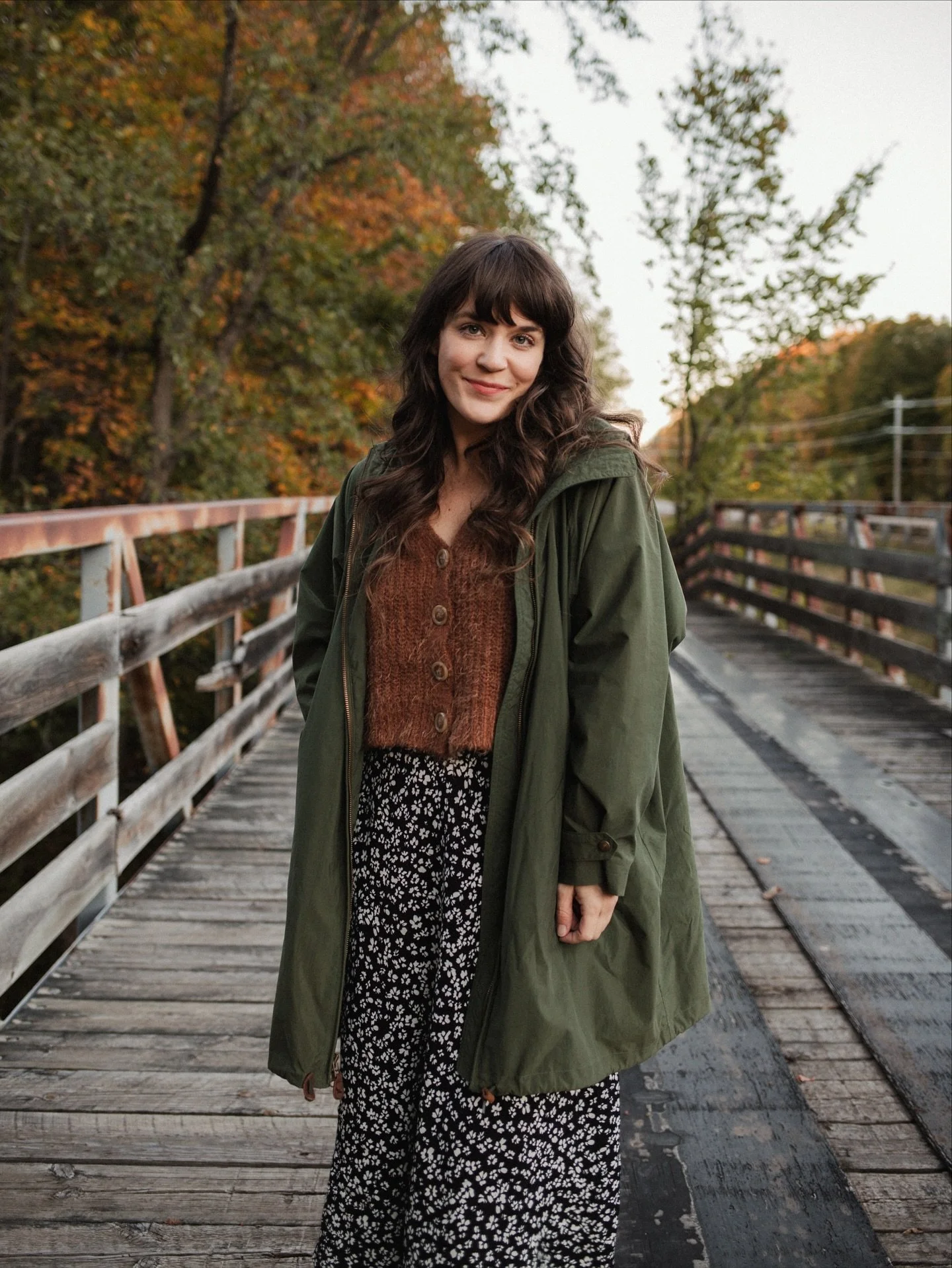 Literally chased that golden hour light to this little bridge, one of my favorite autumn spots to snap some outfit pics 🍂