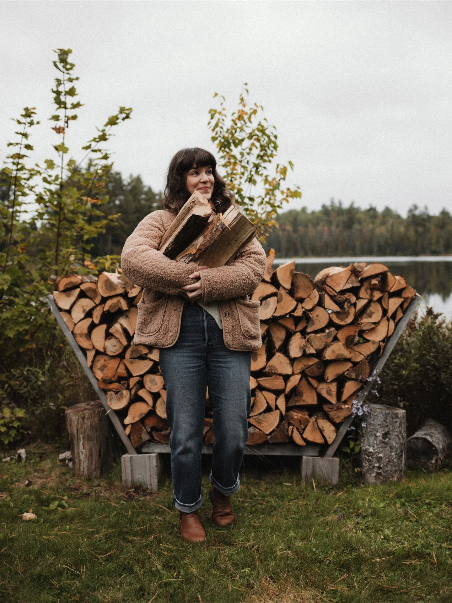 Grabbing wood for a cozy fire inside the cabin at @pinecrestnorthwoods! 🪵🔥