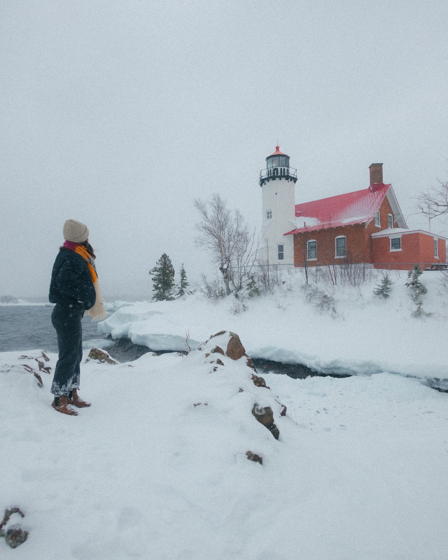 A winter storm in the Keweenaw? Obviously. But always worth it for these views. ❄️ #eagleharborlighthouse #keweenawpeninsula #upperpeninsula