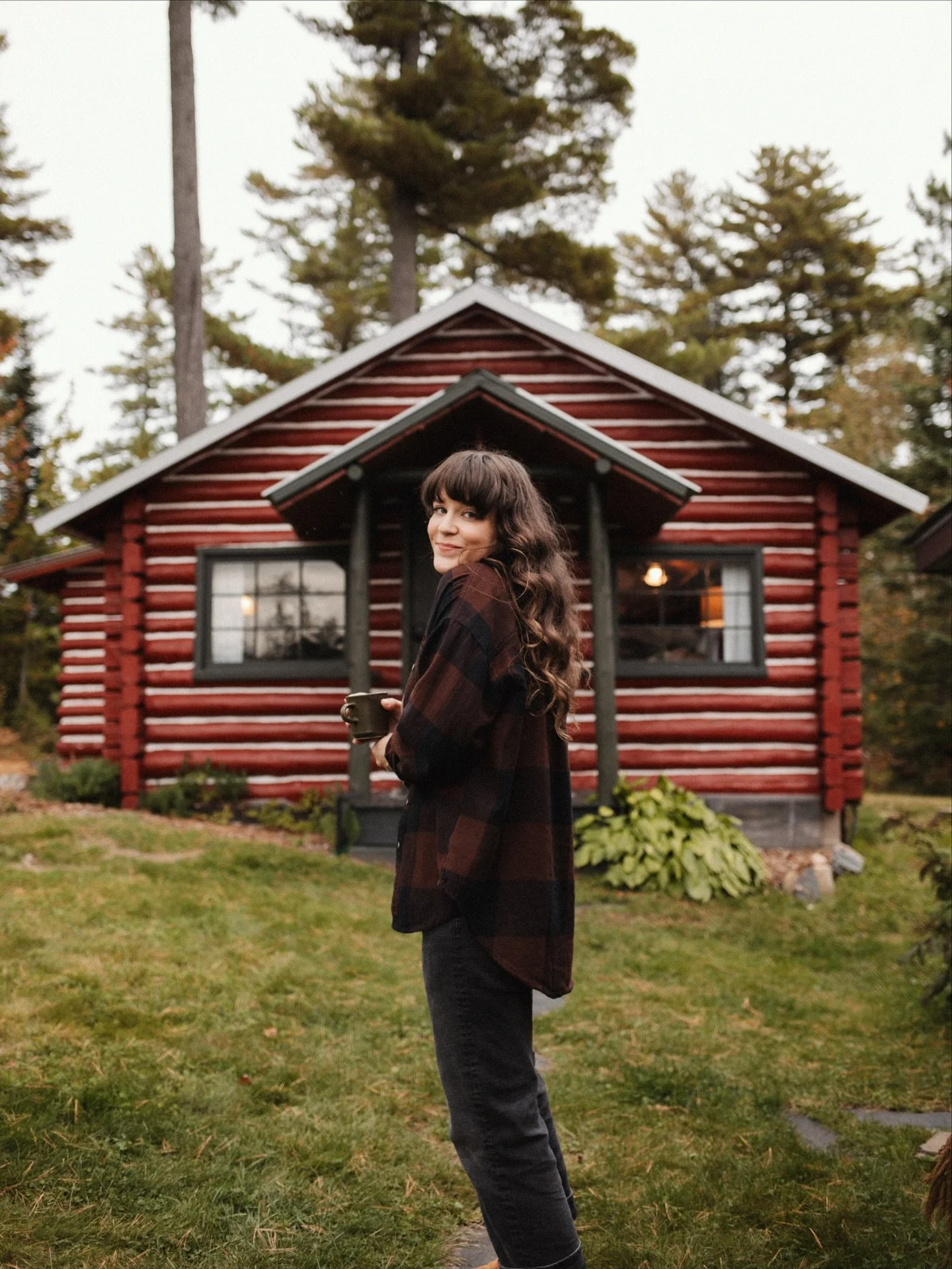 A magical cabin stay at @pinecrestnorthwoods! Have a few posts coming at ya cuz every corner of this place was stunning 🌲🪵✨