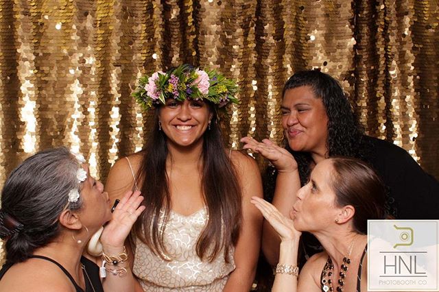 Congratulations on graduating, Angela! It was so great to see how your friends and family are proud of you and how much they love you. We wish you the best in all future endeavors!⠀
⠀
Backdrop: HNL Luxe Sequins in Gold⠀
Venue: He'eia State Park⠀
Deco