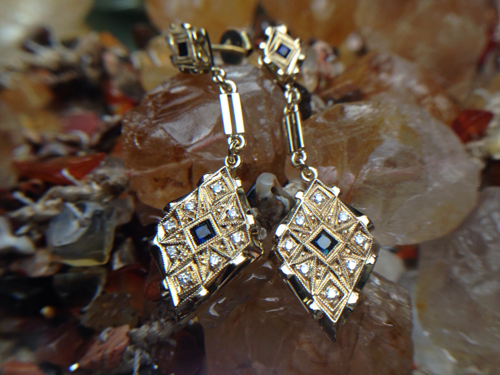 Aros en oro amarillo con zafiros y diamantes