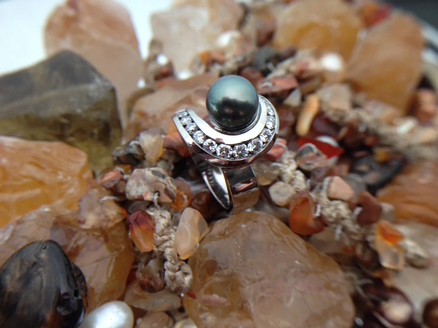 Anillo en oro blanco, perla y diamantes