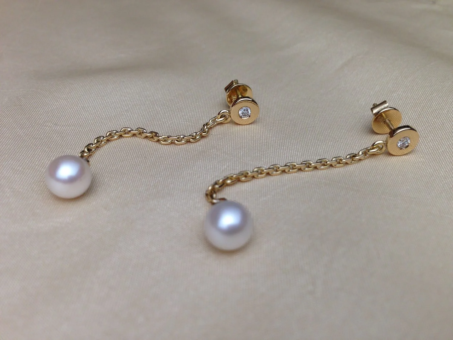 Aros en oro amarillo con perlas y diamantes