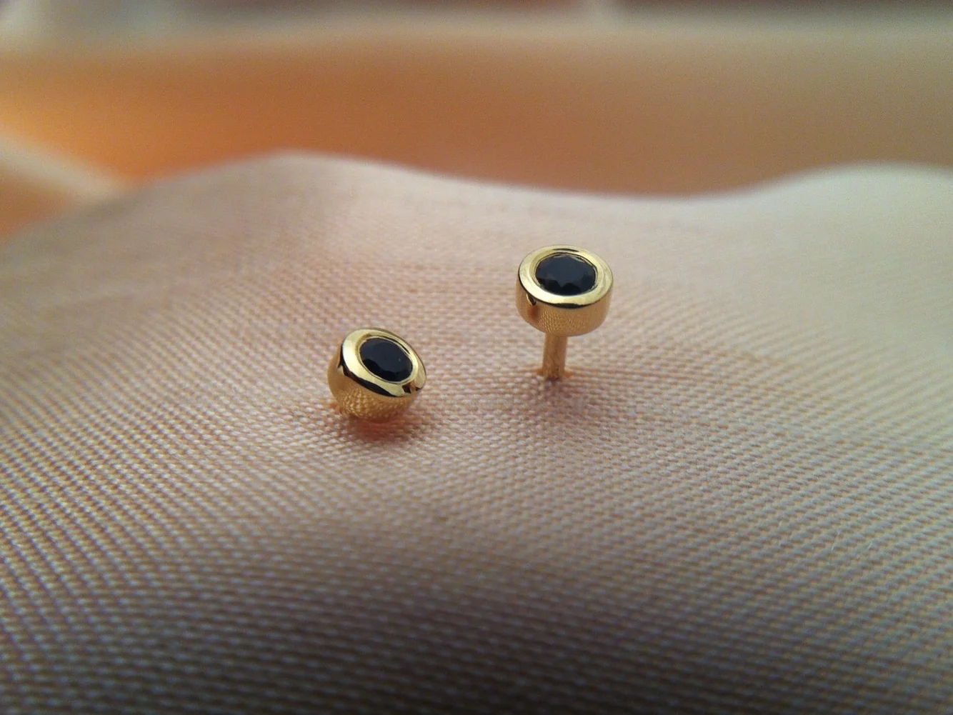 Aros en oro amarillo y zafiros azules