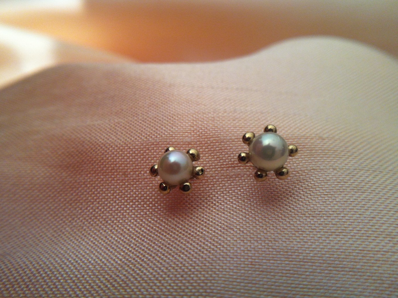Aros en oro amarillo y perlas